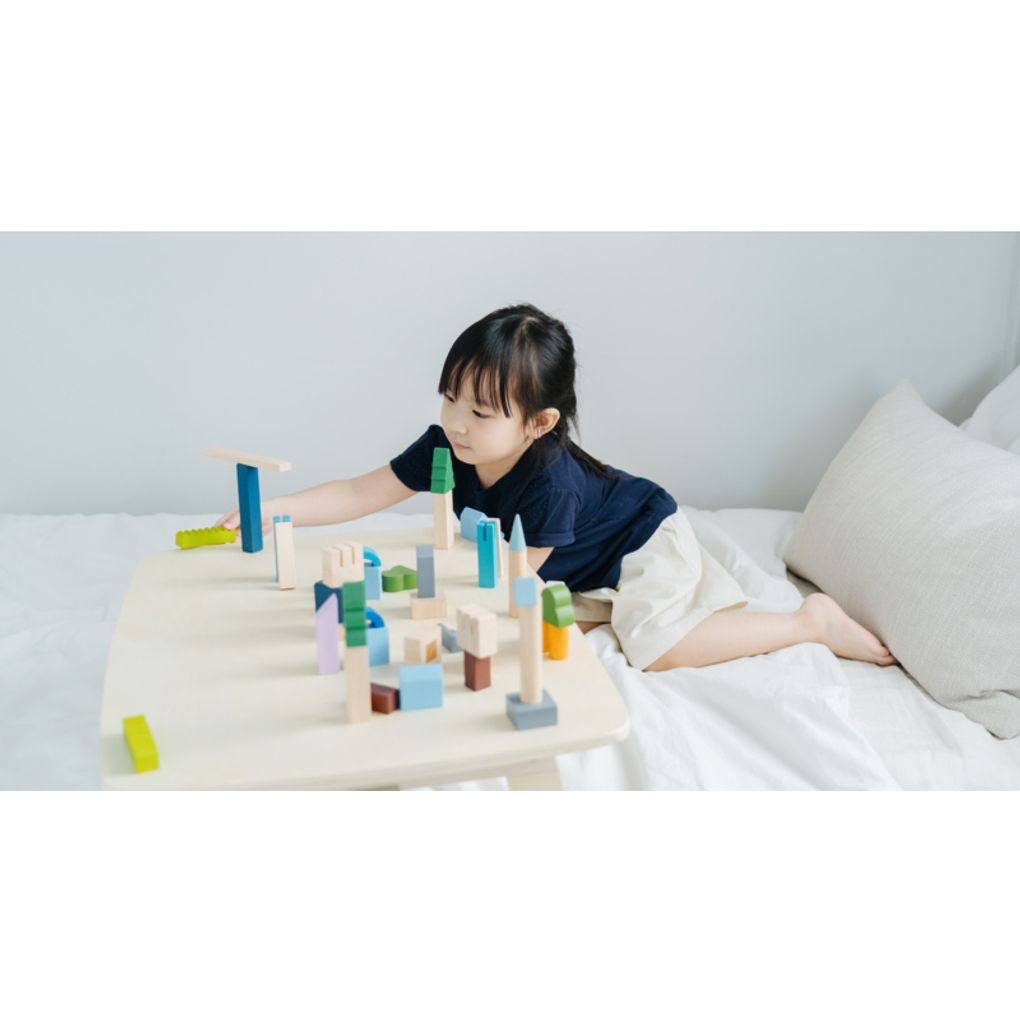 Kid playing PlanToys Urban City Blocks เด็กกำลังเล่นชุดบล็อกสร้างเมืองแปลนทอยส์