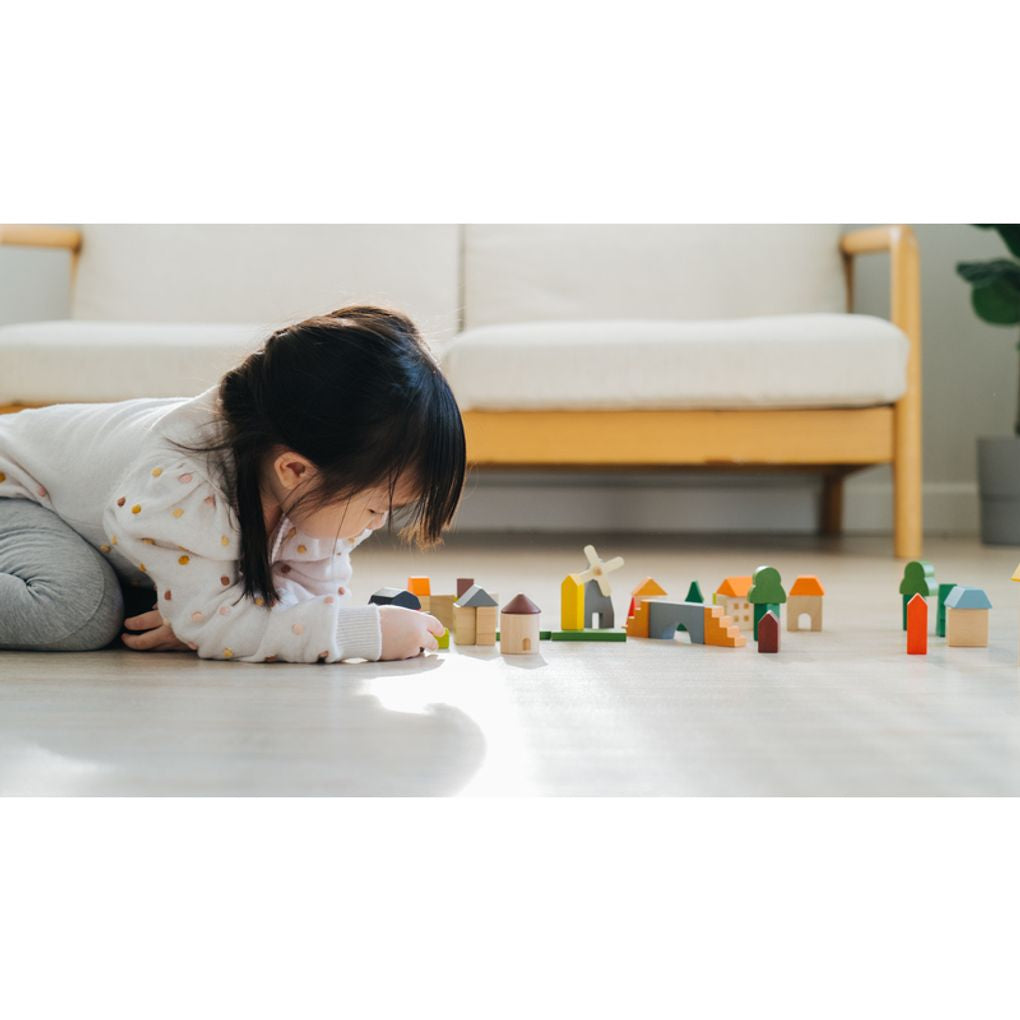 Kid playing PlanToys Countryside Blocks เด็กกำลังเล่นชุดบล็อกหมู่บ้านชนบทแปลนทอยส์