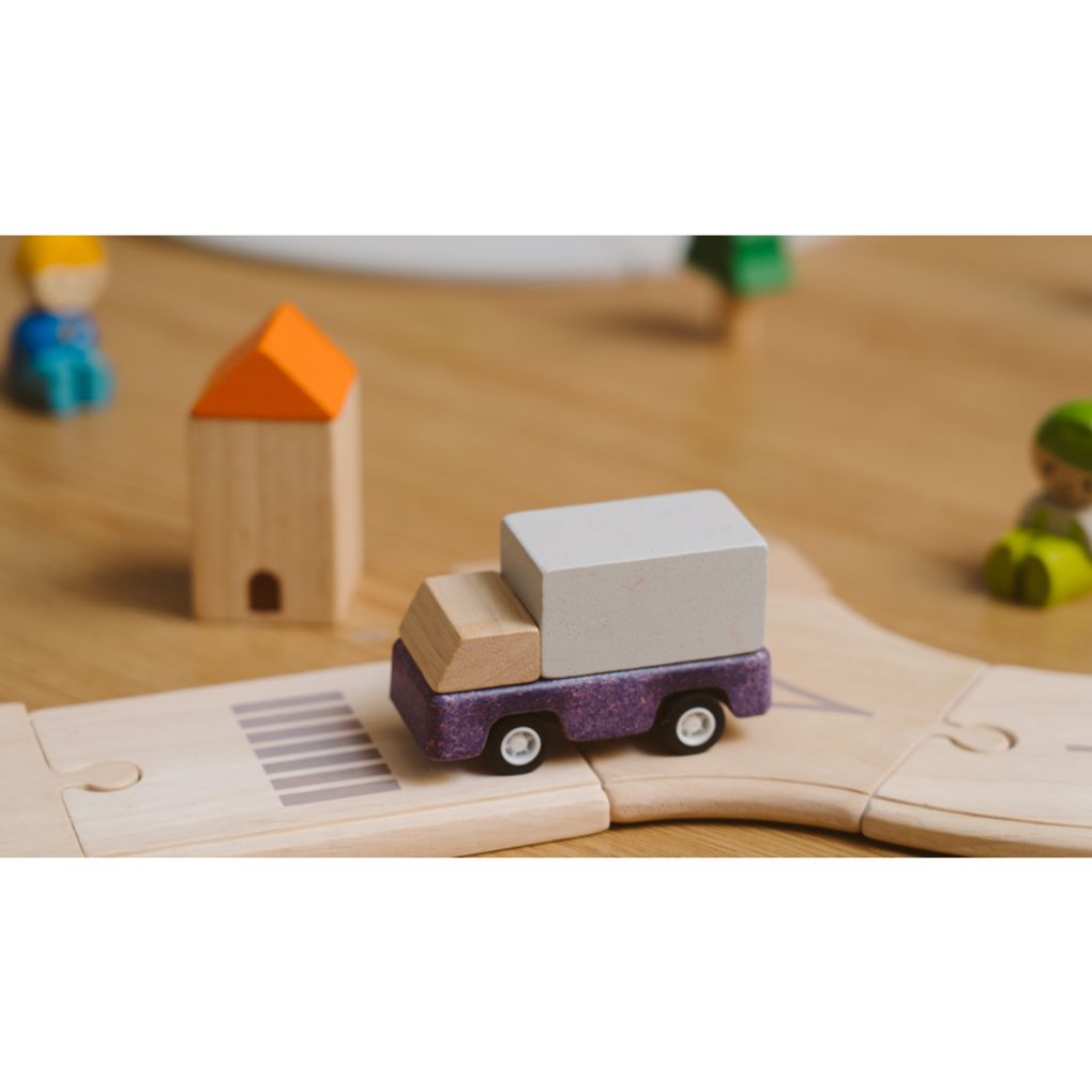 PlanToys Purple Delivery Truck wooden toy ของเล่นไม้แปลนทอยส์ รถขนส่งสินค้าสีม่วง ประเภทบทบาทสมมุติ สำหรับอายุ 3 ปีขึ้นไป