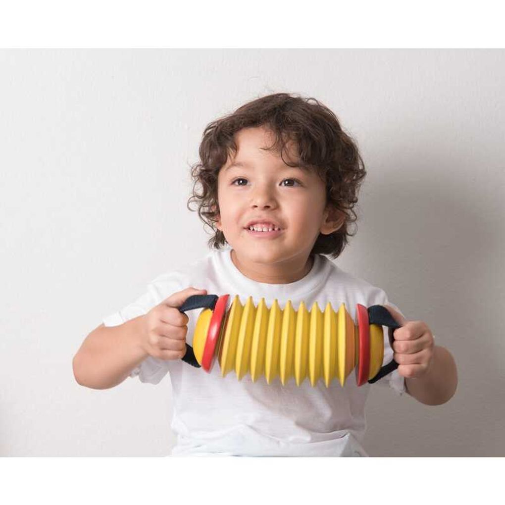 Kid playing PlanToys Concertina เด็กกำลังเล่นหีบเพลงชักแปลนทอยส์