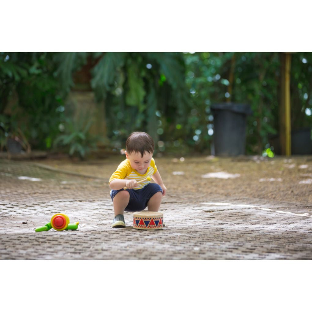 Kid playing PlanToys Solid Drum เด็กกำลังเล่นกลองอินเดียนแดงแปลนทอยส์