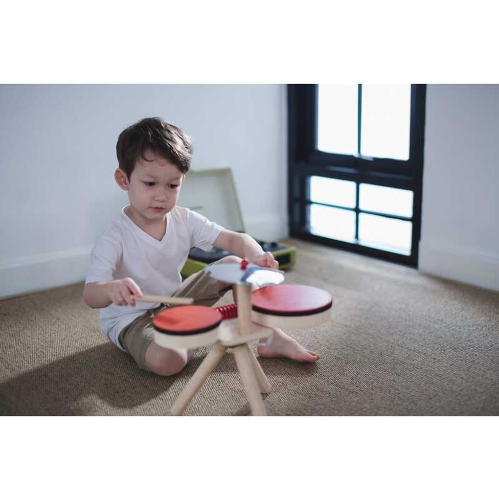 Kid playing PlanToys Musical Band เด็กกำลังเล่นกลองชุดสุดหรรษาแปลนทอยส์