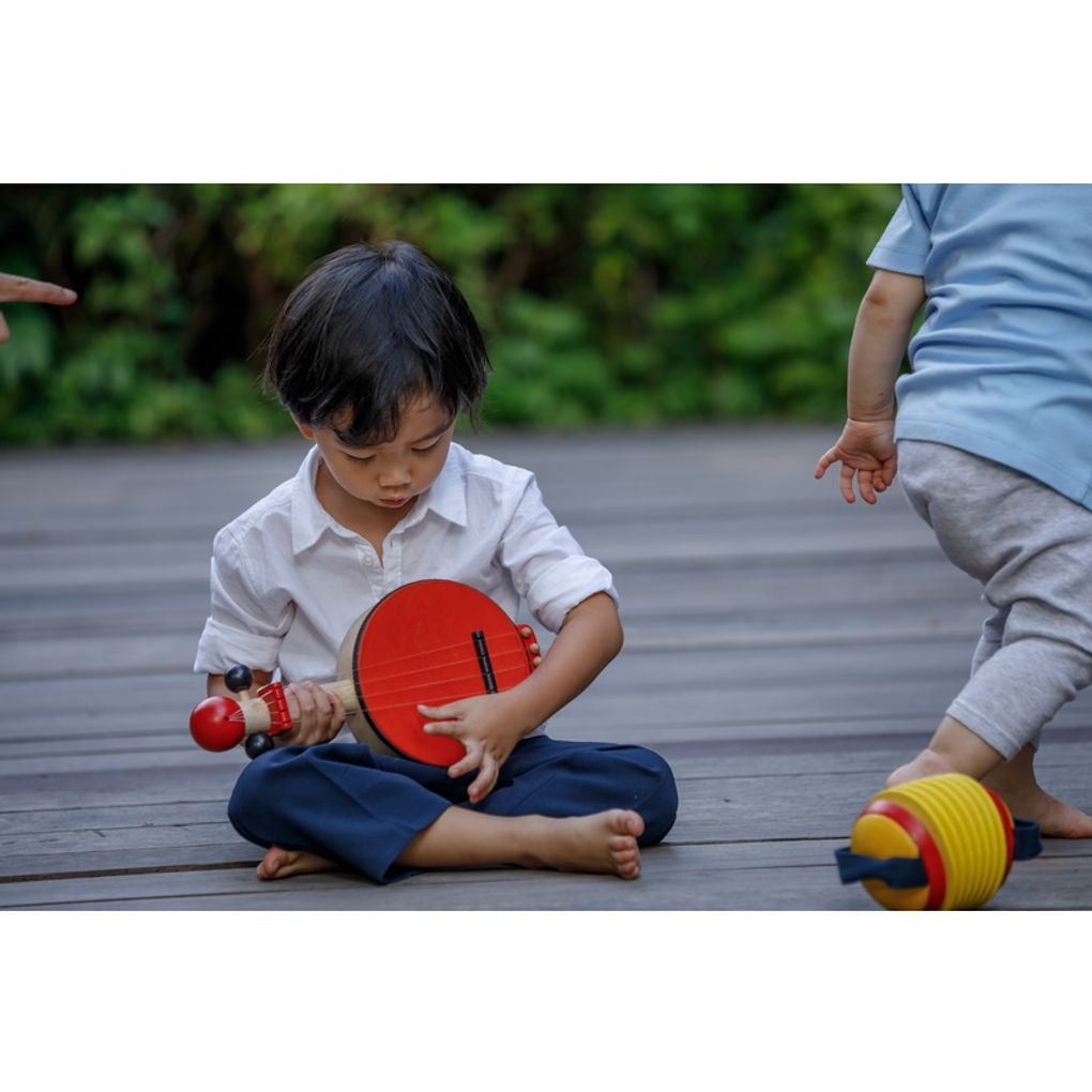 Kid playing PlanToys Banjo เด็กกำลังเล่นแบนโจครื้นเครงแปลนทอยส์