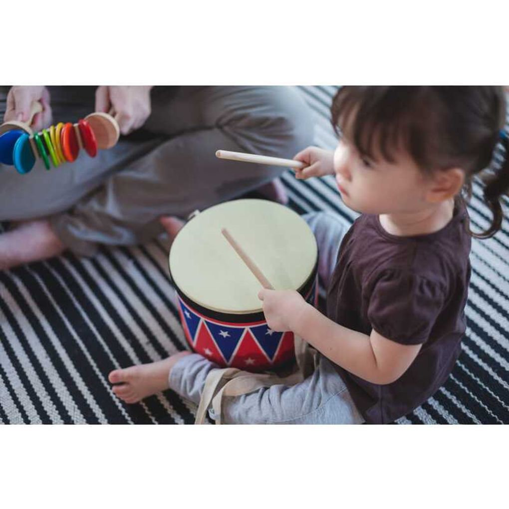 Kid playing PlanToys Big Drum II เด็กกำลังเล่นกลองใหญ่อินเดียแดงแปลนทอยส์