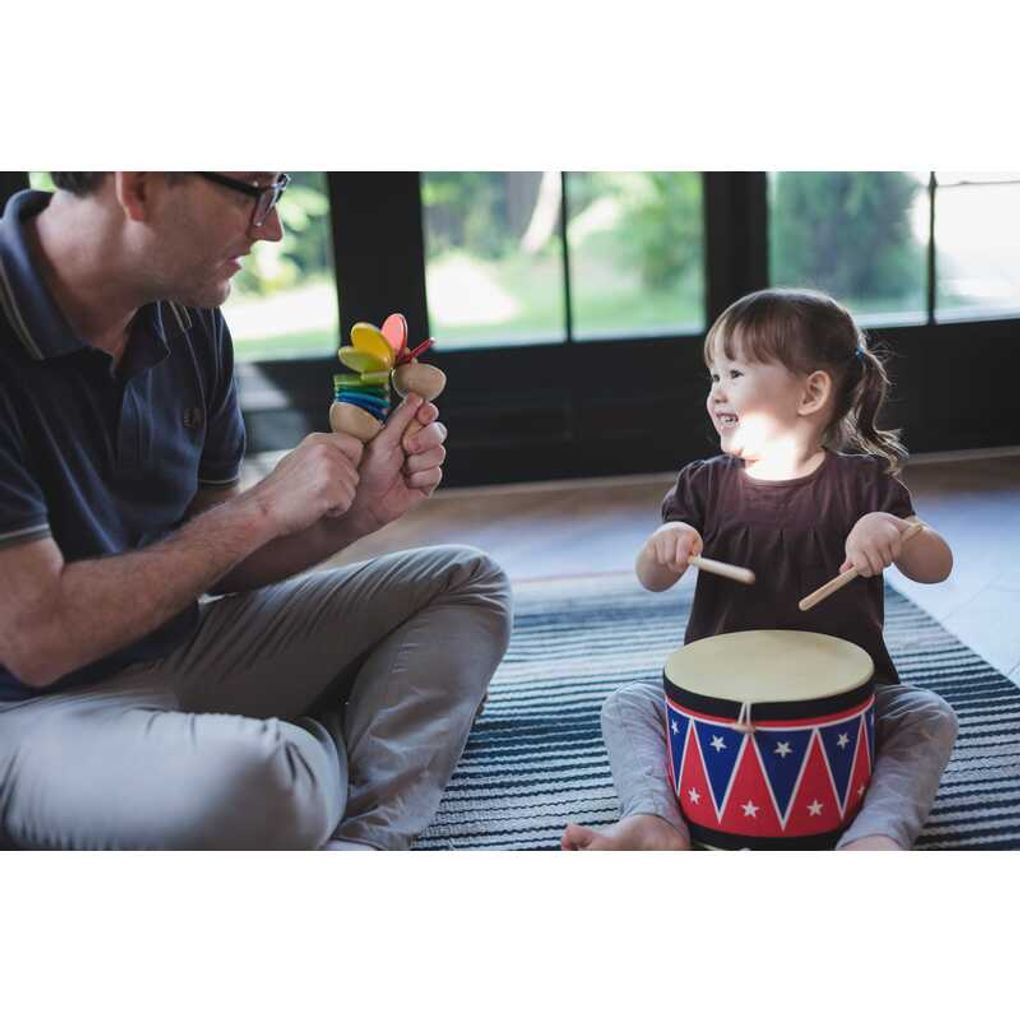 Kid playing PlanToys Big Drum II เด็กกำลังเล่นกลองใหญ่อินเดียแดงแปลนทอยส์