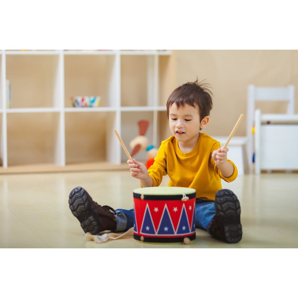 Kid playing PlanToys Big Drum II เด็กกำลังเล่นกลองใหญ่อินเดียแดงแปลนทอยส์