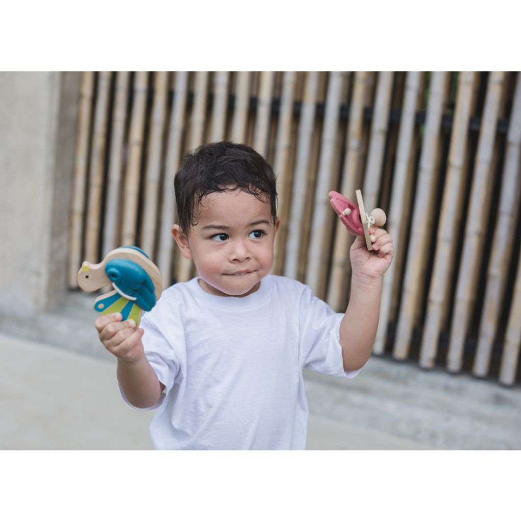 Kid playing PlanToys Bird Percussion เด็กกำลังเล่นเพอร์คัชชันรููปนกแปลนทอยส์