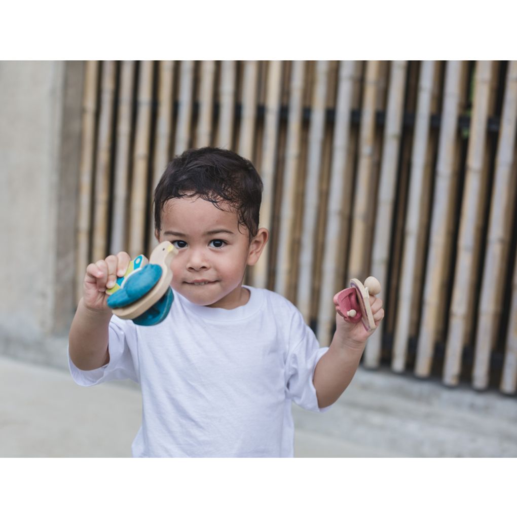 Kid playing PlanToys Bird Percussion เด็กกำลังเล่นเพอร์คัชชันรููปนกแปลนทอยส์