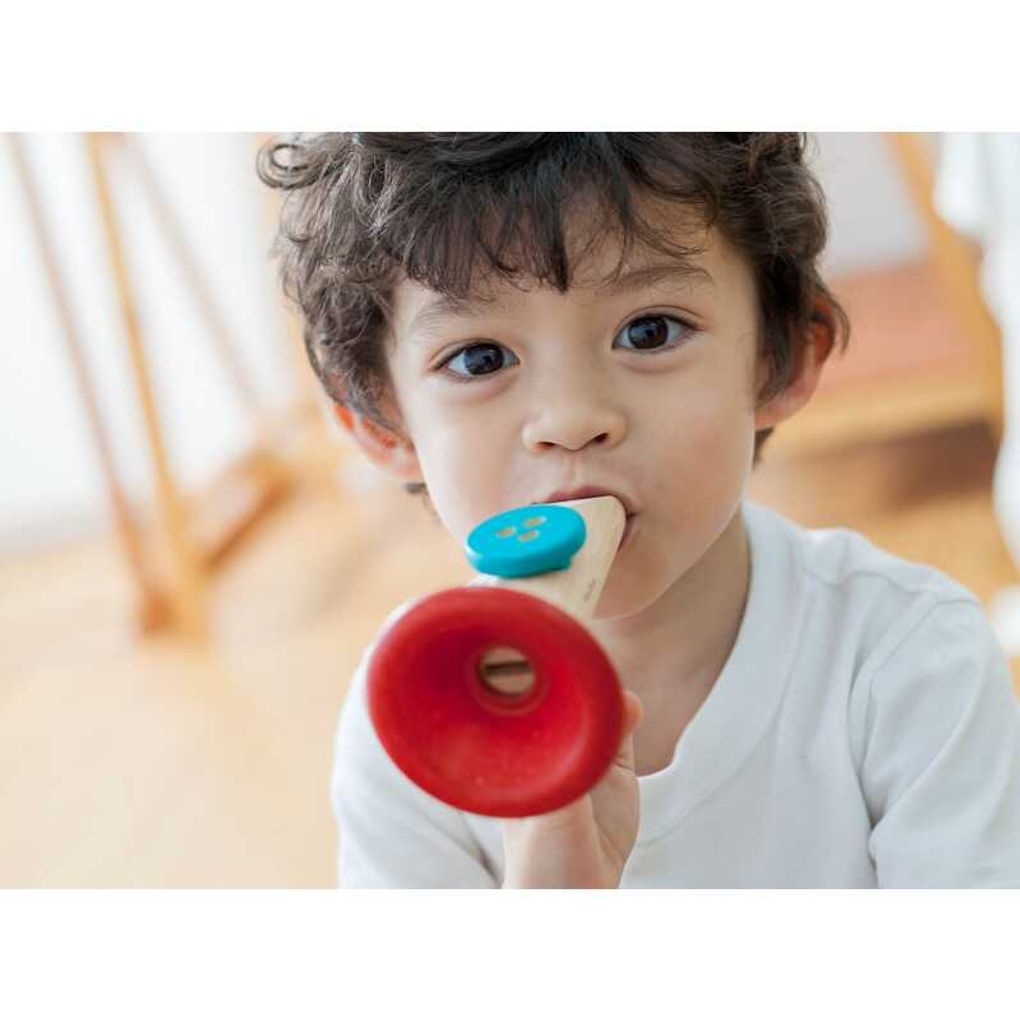 Kid playing PlanToys Kazoo เด็กกำลังเล่นคาซูแปลนทอยส์