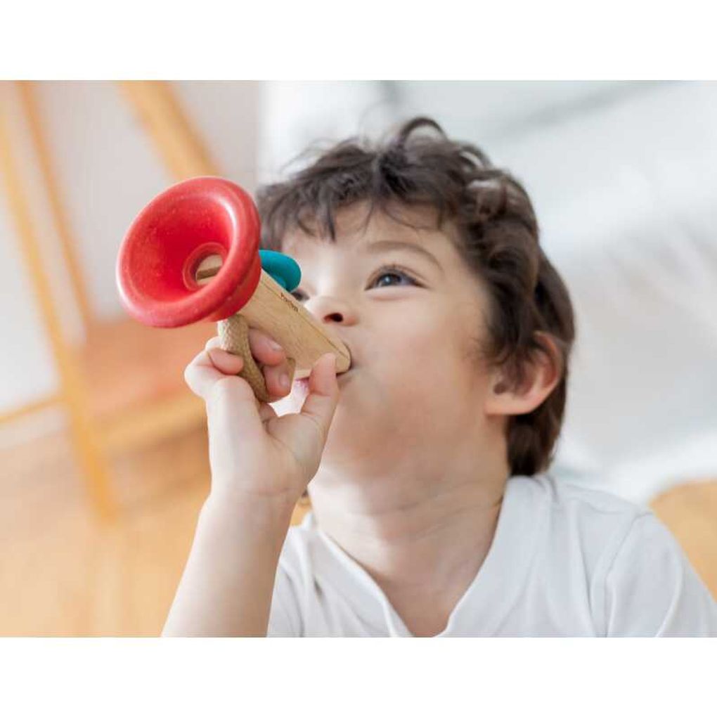 Kid playing PlanToys Kazoo เด็กกำลังเล่นคาซูแปลนทอยส์