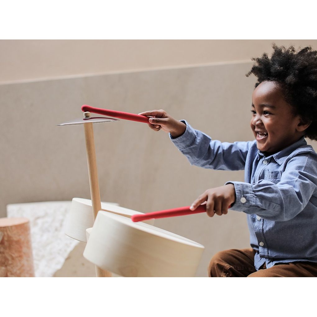 Kid playing PlanToys Drum Set เด็กกำลังเล่นชุดกลองแปลนทอยส์