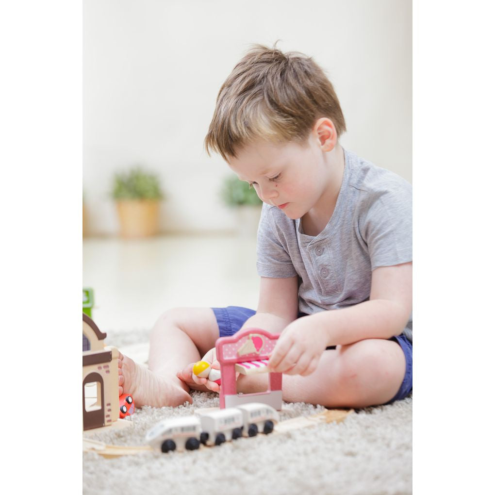 Kid playing PlanToys Ice Cream Shop เด็กกำลังเล่นร้านไอศกรีมแปลนทอยส์