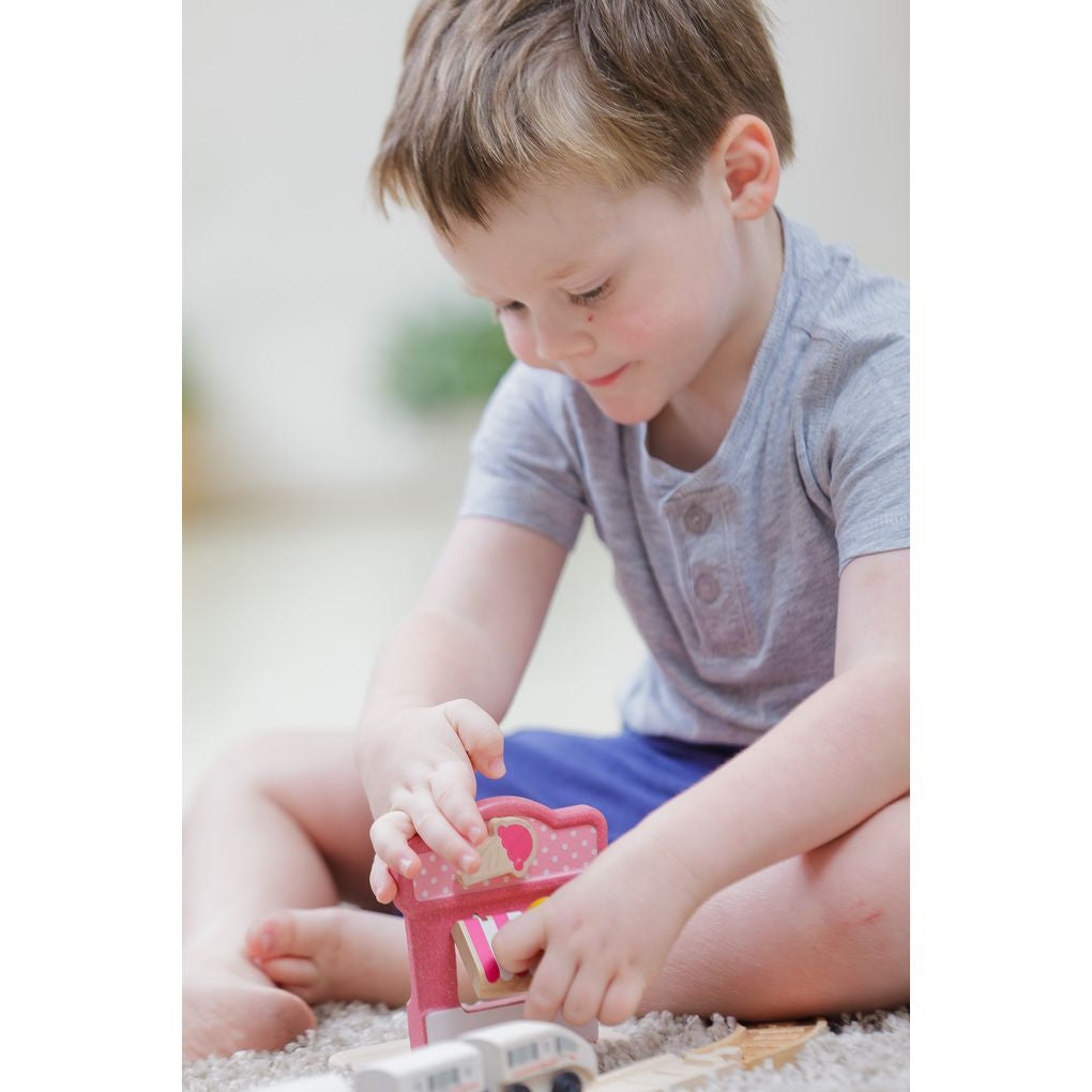 Kid playing PlanToys Ice Cream Shop เด็กกำลังเล่นร้านไอศกรีมแปลนทอยส์