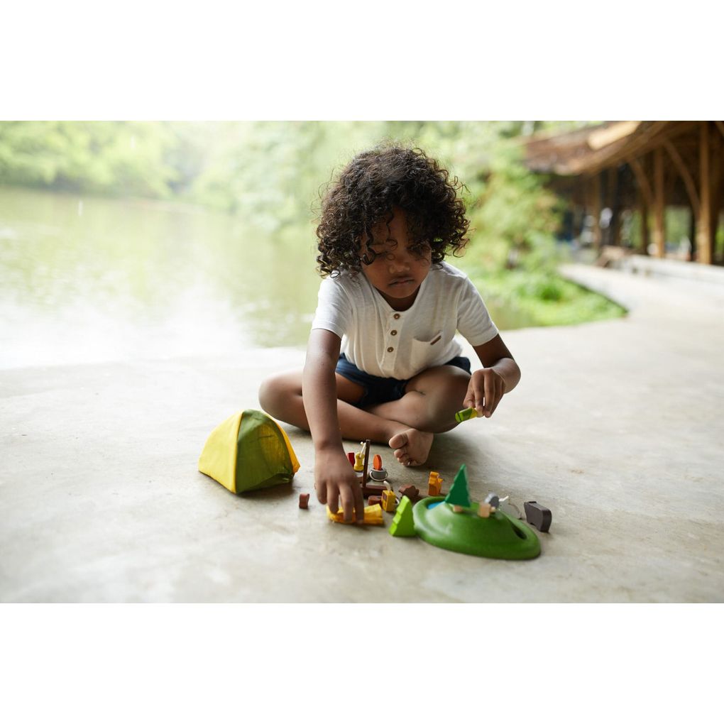 Kid playing PlanToys Camping Set เด็กกำลังเล่นชุดแคมปิ้งแปลนทอยส์