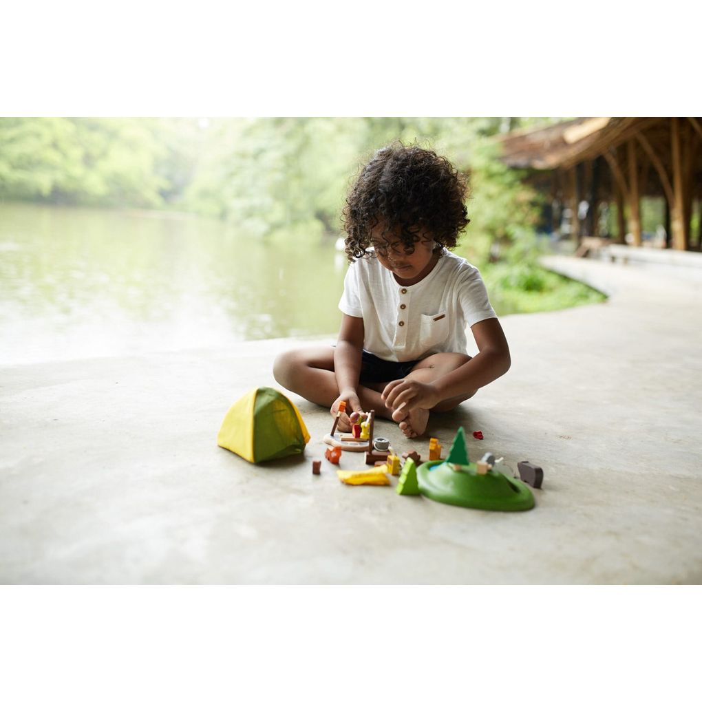 Kid playing PlanToys Camping Set เด็กกำลังเล่นชุดแคมปิ้งแปลนทอยส์