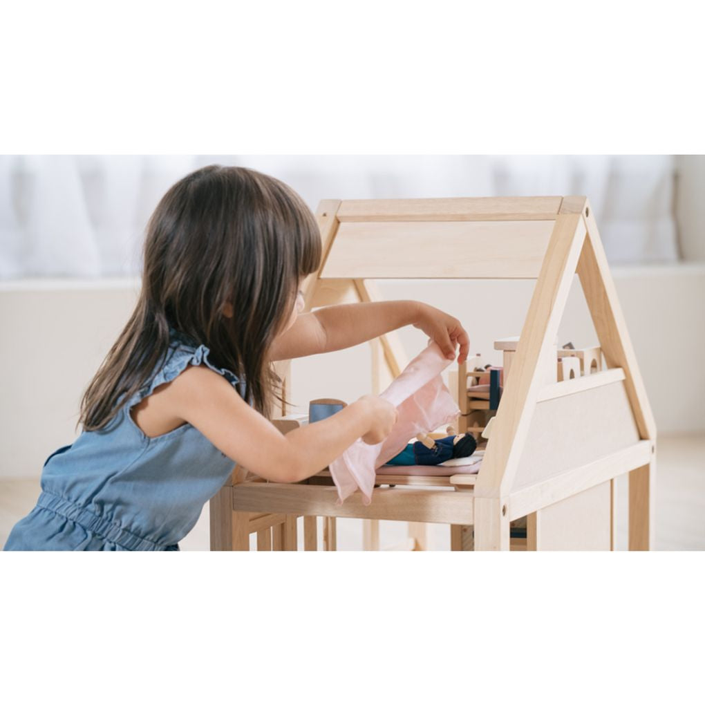 Kid playing PlanToys My First Dollhouse เด็กกำลังเล่นบ้านเปี่ยมรักแปลนทอยส์