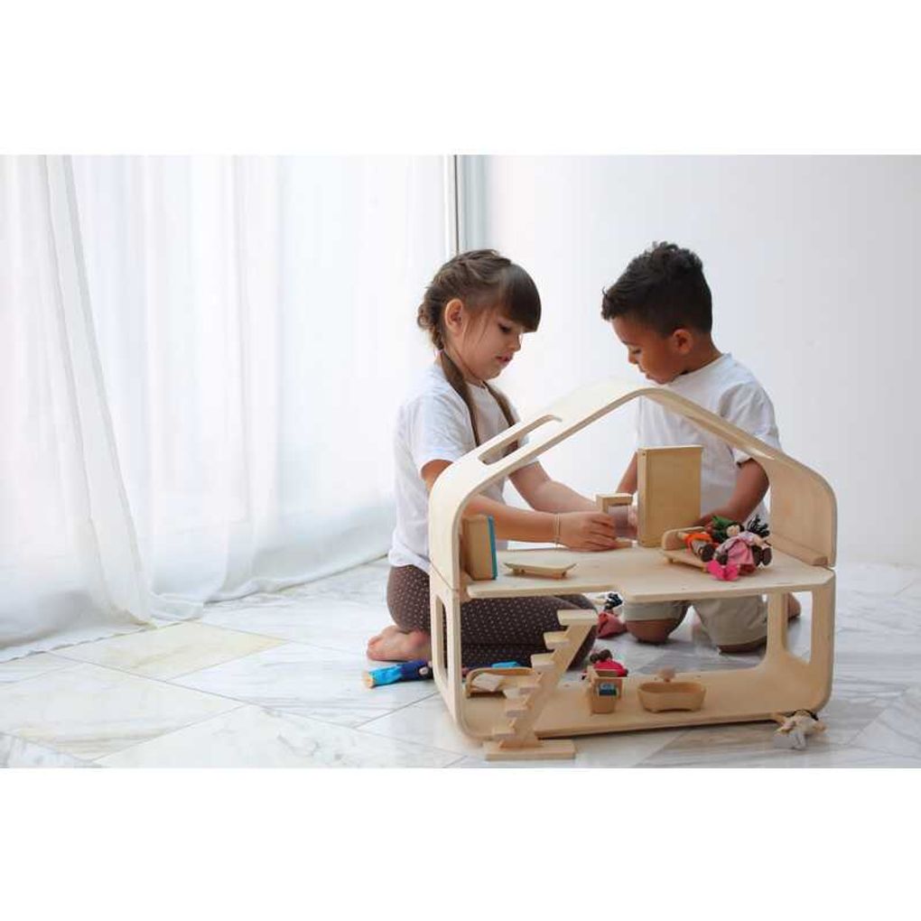 Kid playing PlanToys Contemporary Dollhouse เด็กกำลังเล่นบ้านตุ๊กตาร่วมสมัยแปลนทอยส์