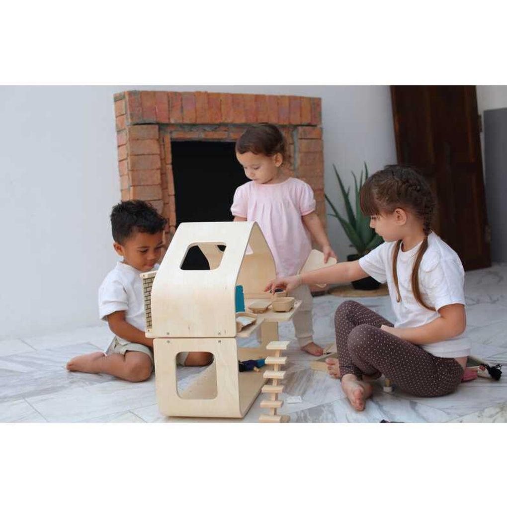 Kid playing PlanToys Contemporary Dollhouse เด็กกำลังเล่นบ้านตุ๊กตาร่วมสมัยแปลนทอยส์