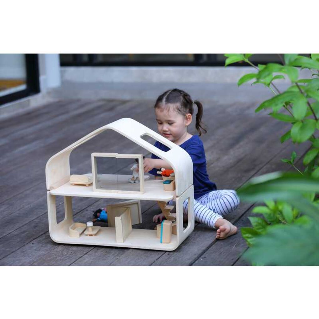 Kid playing PlanToys Contemporary Dollhouse เด็กกำลังเล่นบ้านตุ๊กตาร่วมสมัยแปลนทอยส์