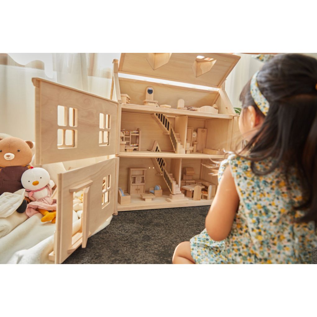 Kid playing PlanToys Victorian Dollhouse เด็กกำลังเล่นบ้านวิคตอเรี่ยนแปลนทอยส์