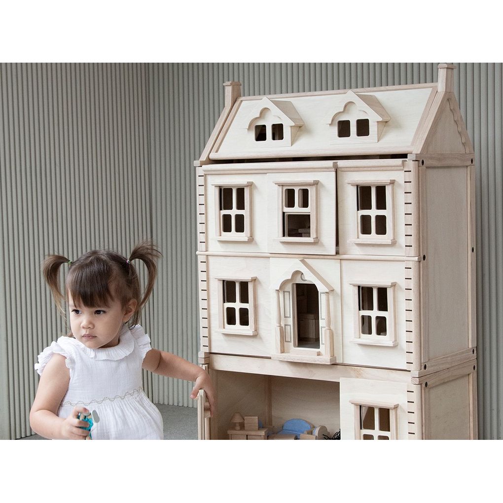 Kid playing PlanToys Victorian Dollhouse Basement Floor เด็กกำลังเล่นชั้นใต้ดินบ้านวิคตอเรียนแปลนทอยส์