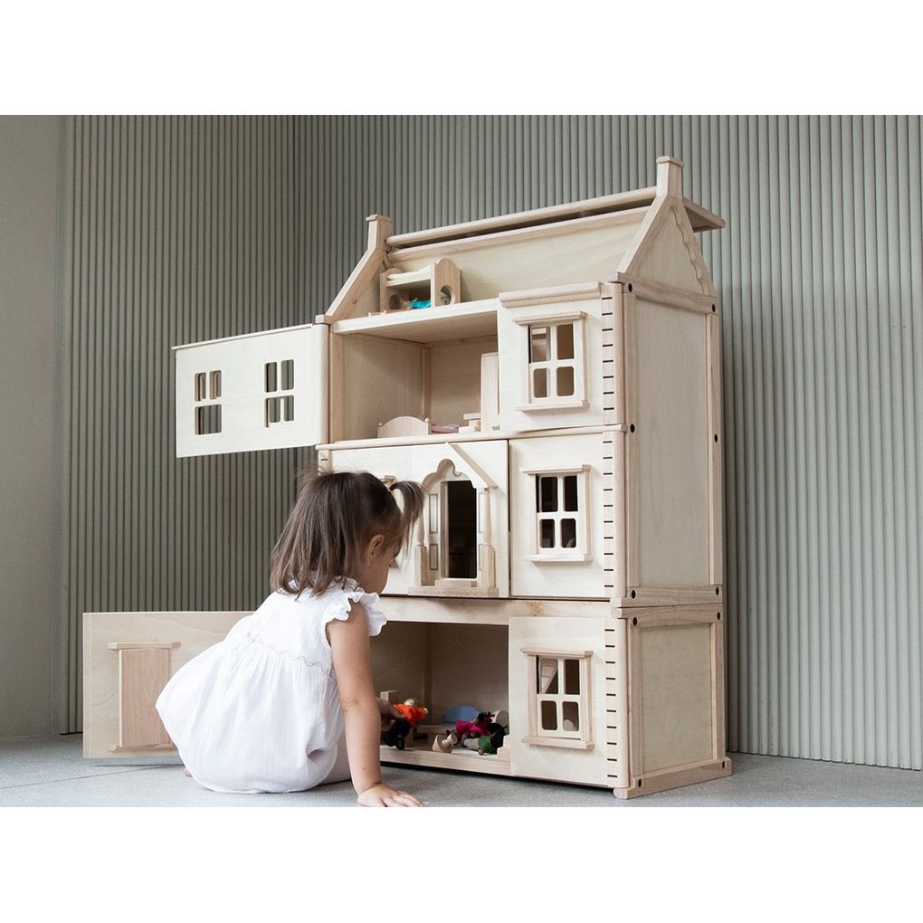 Kid playing PlanToys Victorian Dollhouse Basement Floor เด็กกำลังเล่นชั้นใต้ดินบ้านวิคตอเรียนแปลนทอยส์