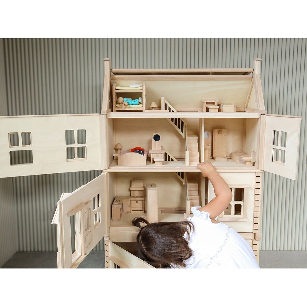 Kid playing PlanToys Victorian Dollhouse Basement Floor เด็กกำลังเล่นชั้นใต้ดินบ้านวิคตอเรียนแปลนทอยส์