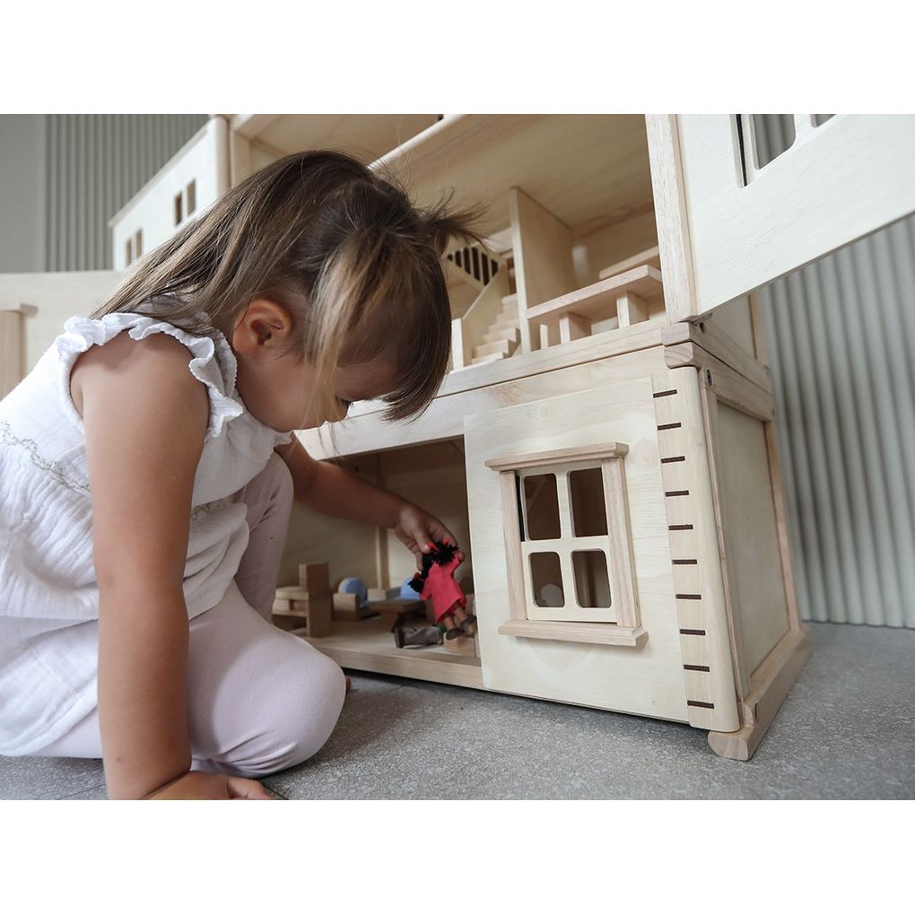 Kid playing PlanToys Victorian Dollhouse Basement Floor เด็กกำลังเล่นชั้นใต้ดินบ้านวิคตอเรียนแปลนทอยส์