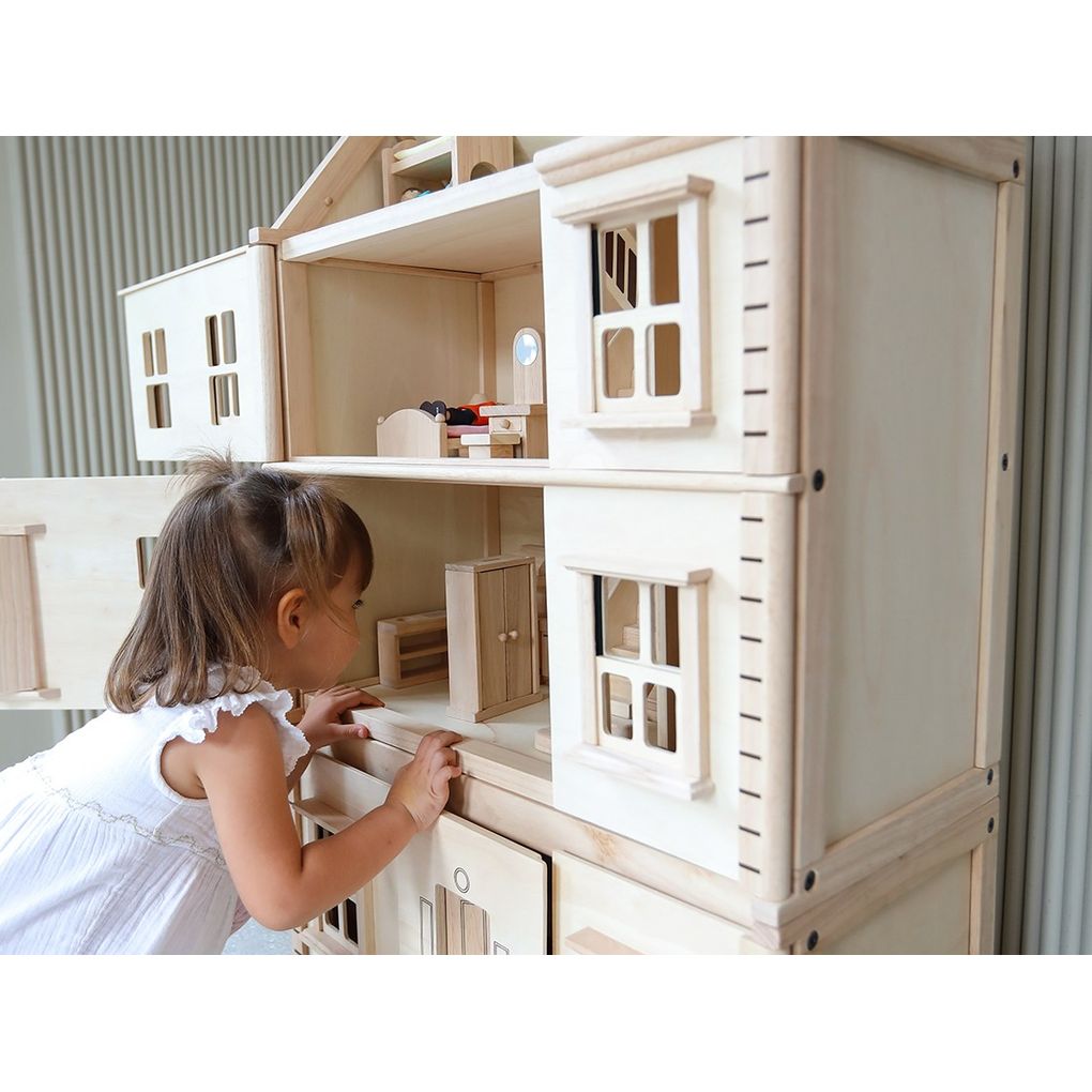 Kid playing PlanToys Victorian Dollhouse Basement Floor เด็กกำลังเล่นชั้นใต้ดินบ้านวิคตอเรียนแปลนทอยส์