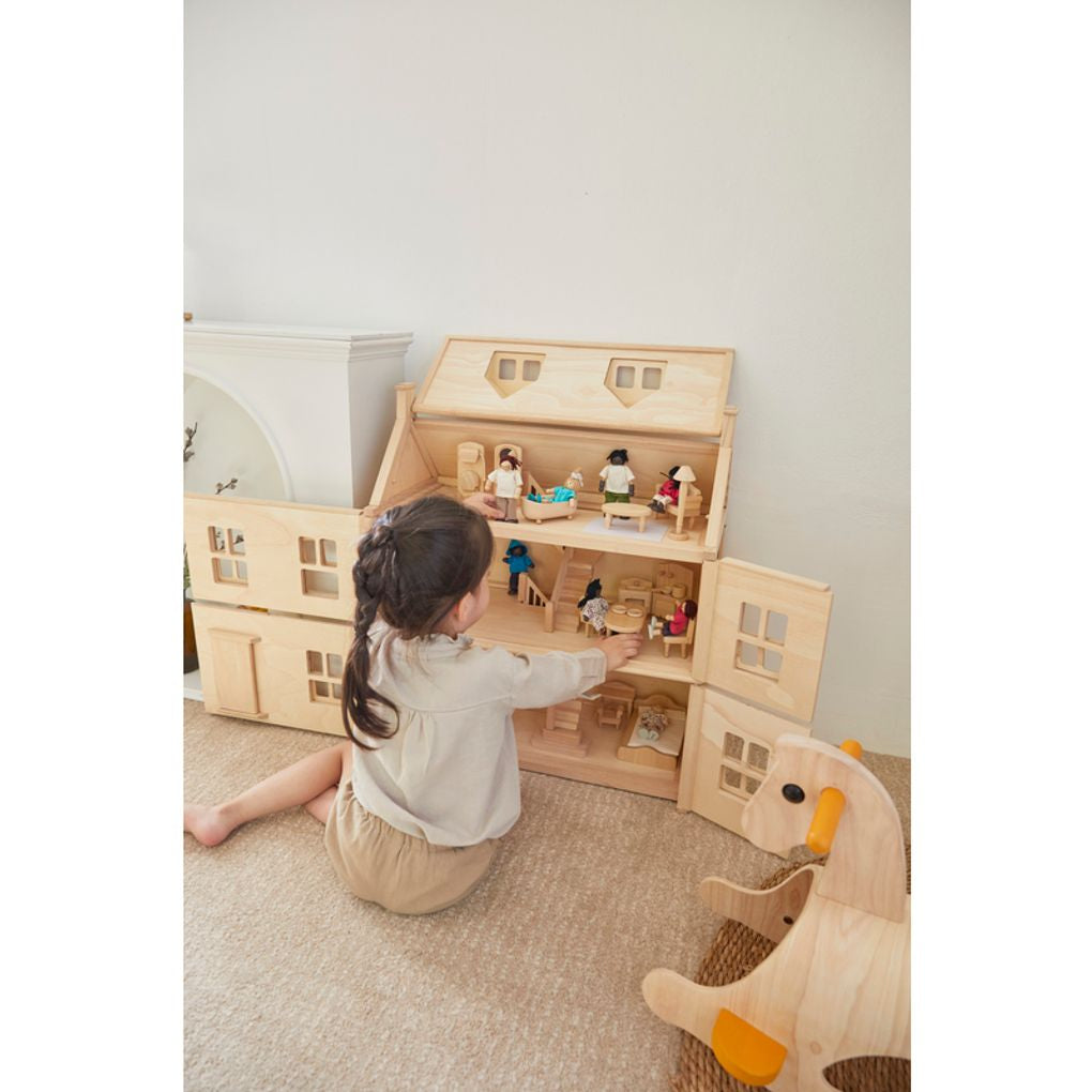 Kid playing PlanToys Victorian Furniture Set เด็กกำลังเล่นชุดเฟอร์นิเจอร์บ้านวิคตอเรี่ยนแปลนทอยส์