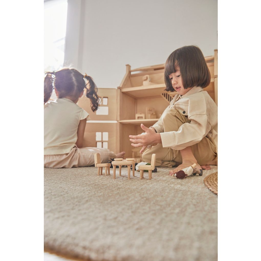 Kid playing PlanToys Victorian Furniture Set เด็กกำลังเล่นชุดเฟอร์นิเจอร์บ้านวิคตอเรี่ยนแปลนทอยส์