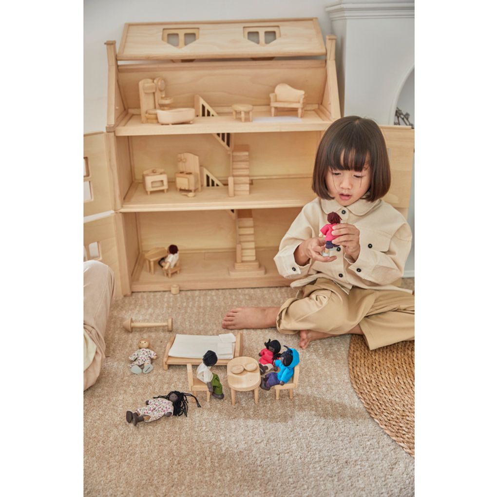 Kid playing PlanToys Victorian Furniture Set เด็กกำลังเล่นชุดเฟอร์นิเจอร์บ้านวิคตอเรี่ยนแปลนทอยส์