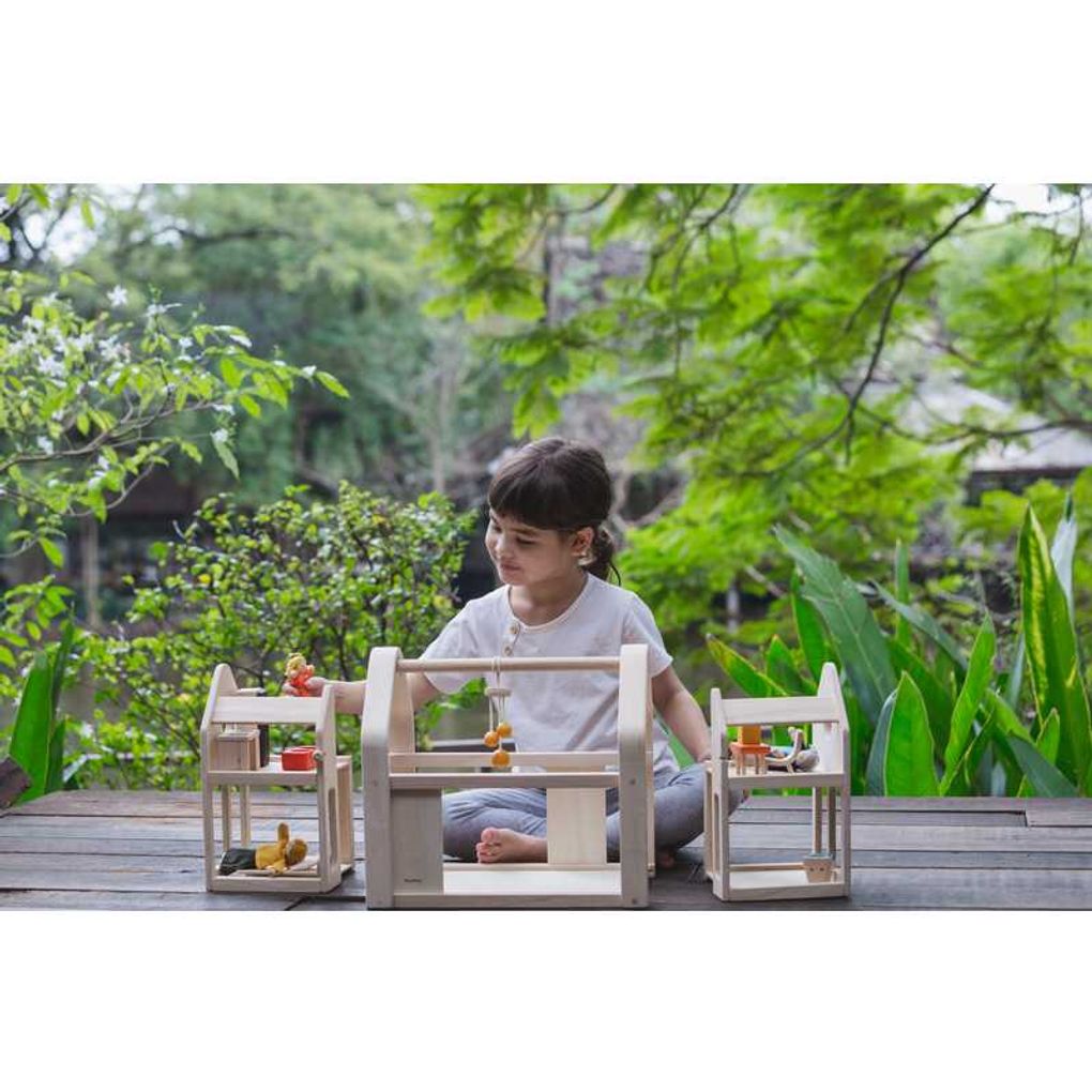 Kid playing PlanToys Slide N Go Dollhouse เด็กกำลังเล่นบ้านตุ๊กตาพกพาได้แปลนทอยส์