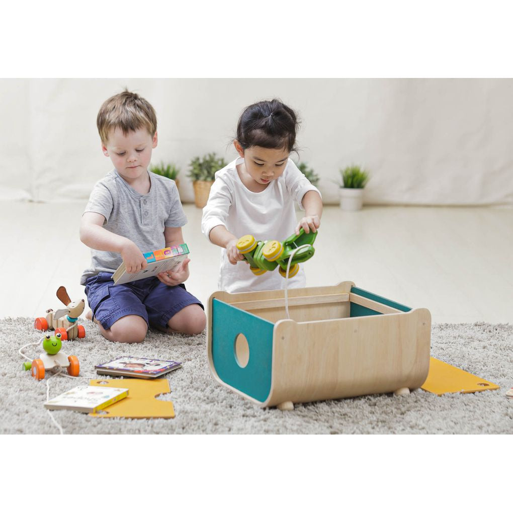 Kid using PlanToys Toy Chest เด็กกำลังใช้กล่องเก็บของแปลนทอยส์