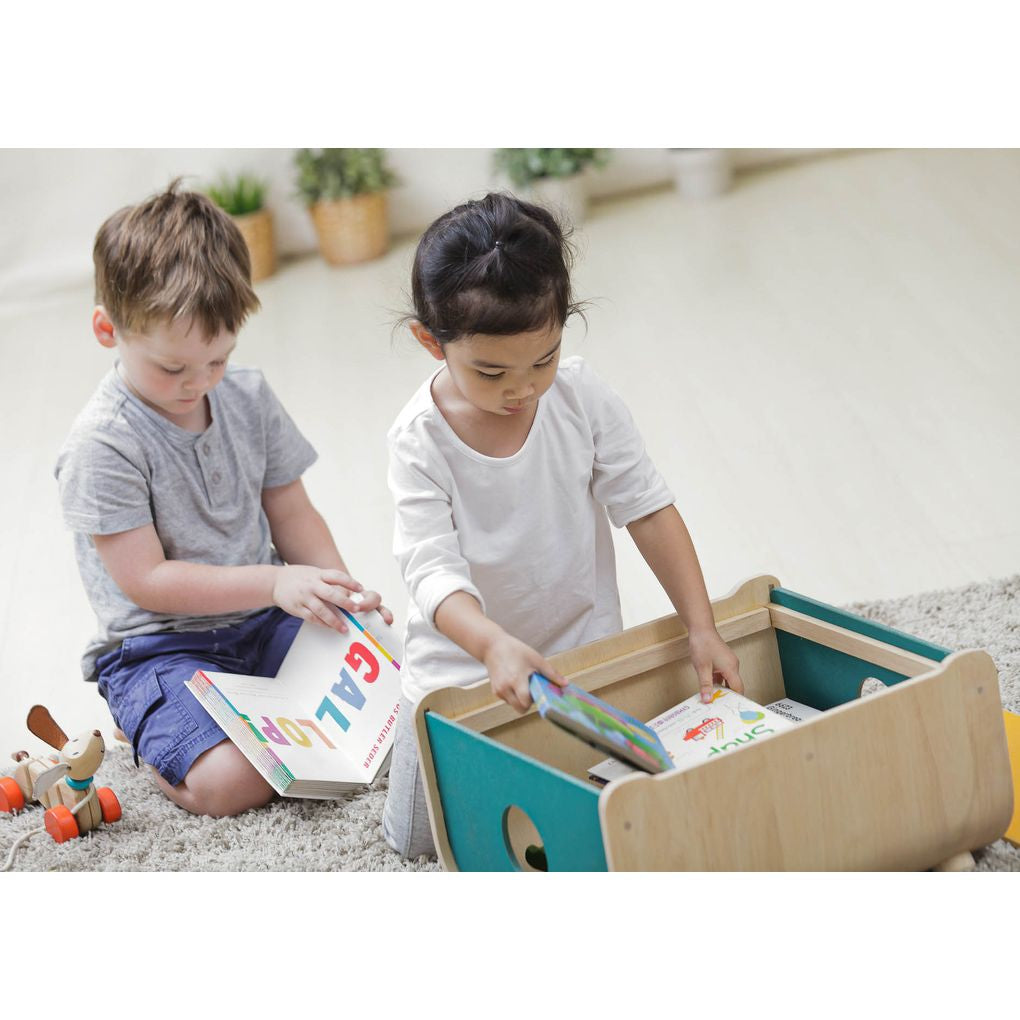 Kid using PlanToys Toy Chest เด็กกำลังใช้กล่องเก็บของแปลนทอยส์