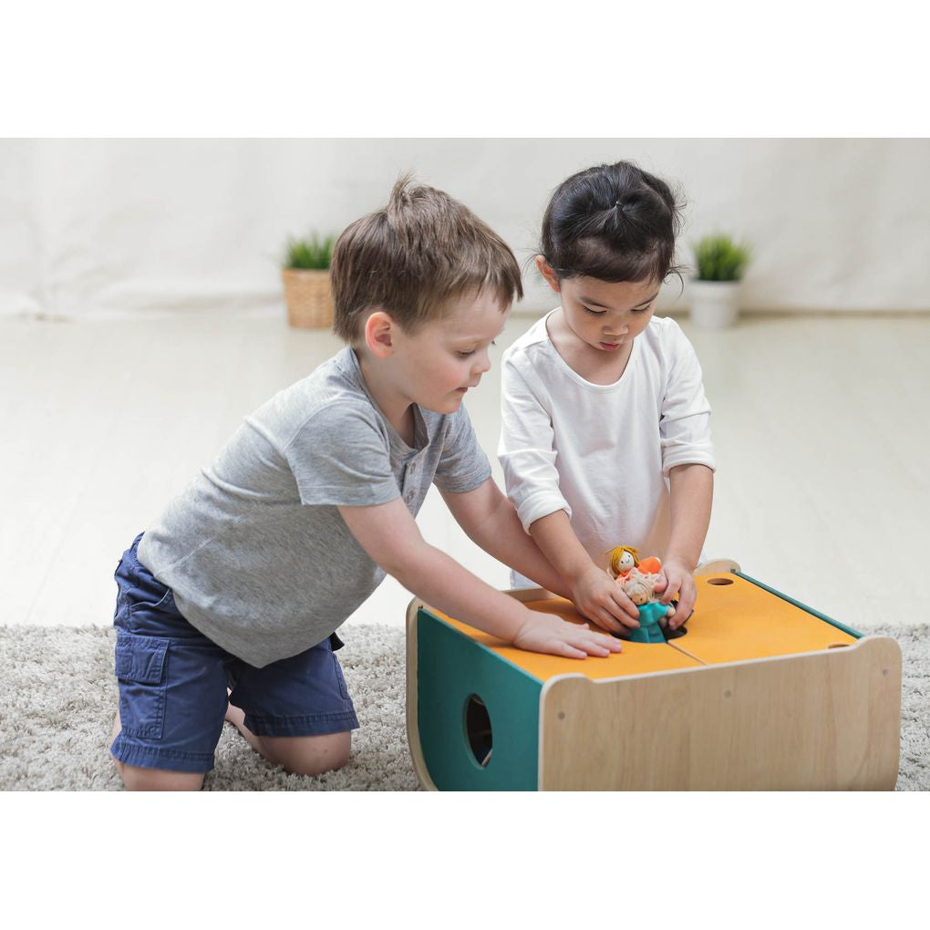 Kid using PlanToys Toy Chest เด็กกำลังใช้กล่องเก็บของแปลนทอยส์