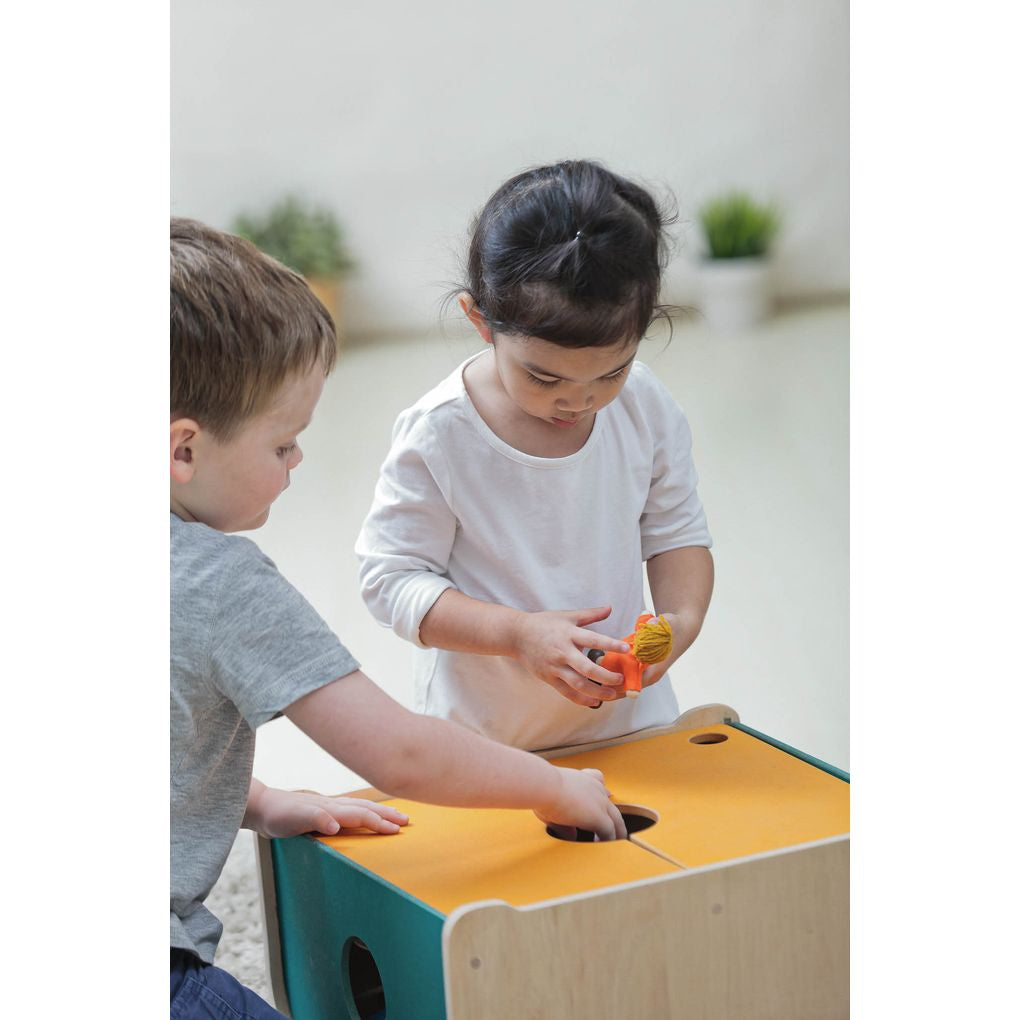 Kid using PlanToys Toy Chest เด็กกำลังใช้กล่องเก็บของแปลนทอยส์