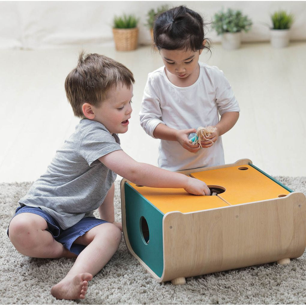 Kid using PlanToys Toy Chest เด็กกำลังใช้กล่องเก็บของแปลนทอยส์