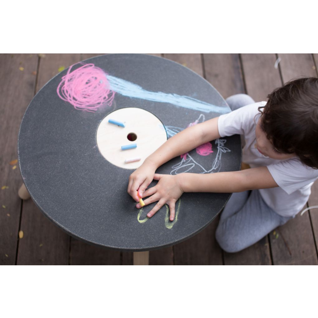 Kid using PlanToys Round Table เด็กกำลังใช้โต๊ะกลมแปลนทอยส์