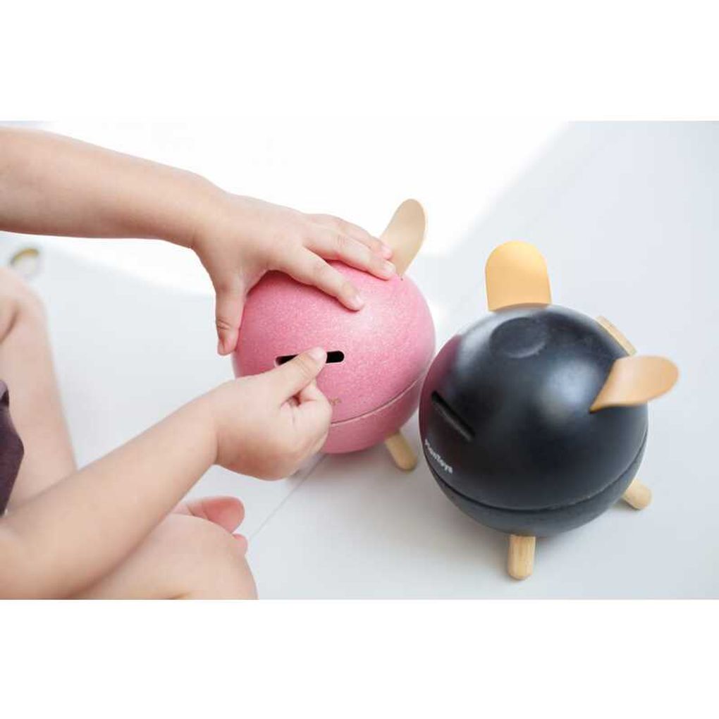 Kid using PlanToys Piggy Bank - Pink เด็กกำลังใช้หมูออมสินแปลนทอยส์