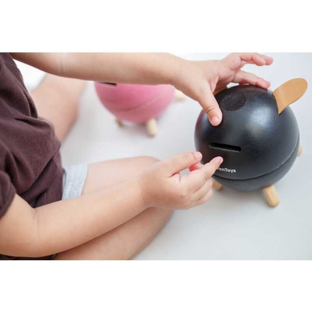 Kid using PlanToys Piggy Bank - Black เด็กกำลังใช้หมูออมสินแปลนทอยส์