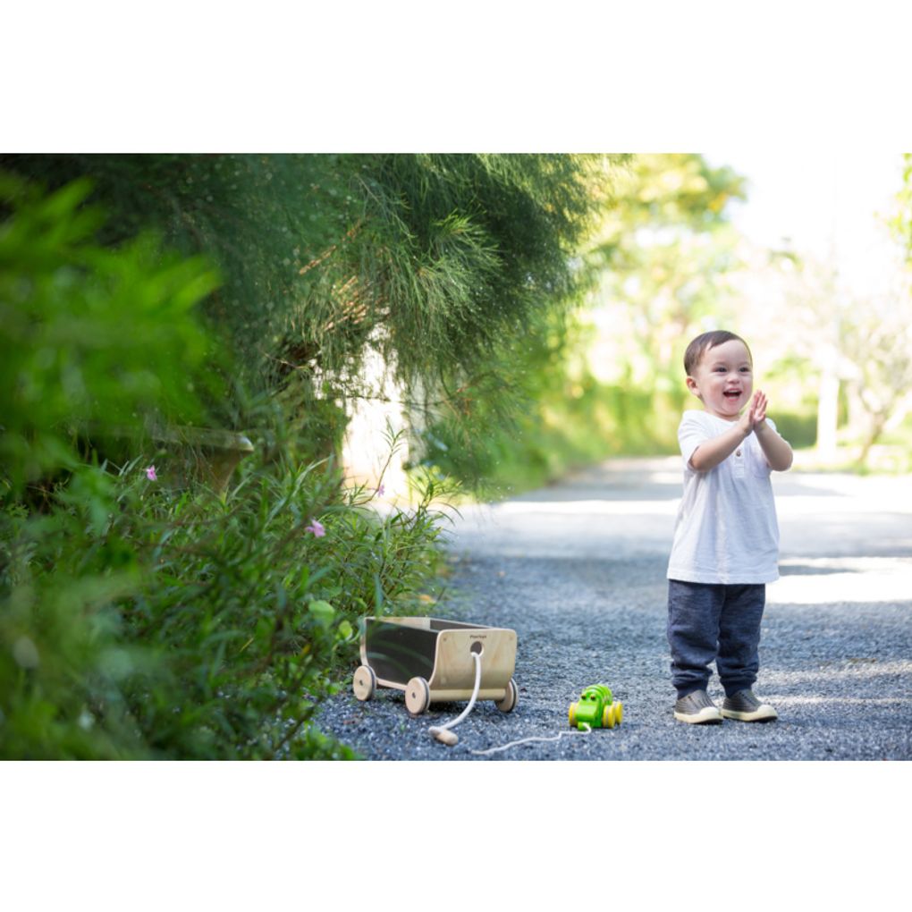 Kid using PlanToys Wagon - Black เด็กกำลังใช้รถลากสีดำแปลนทอยส์