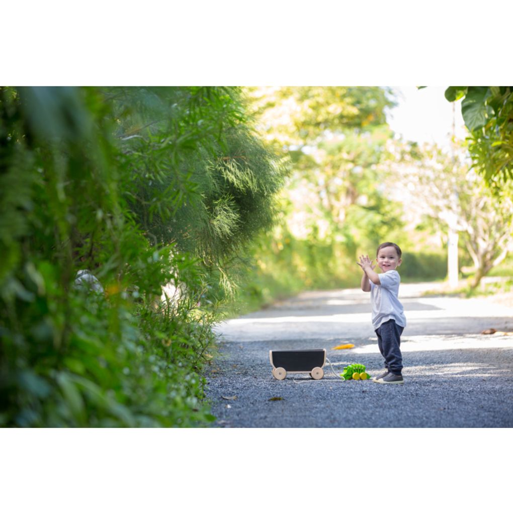 Kid using PlanToys Wagon - Black เด็กกำลังใช้รถลากสีดำแปลนทอยส์