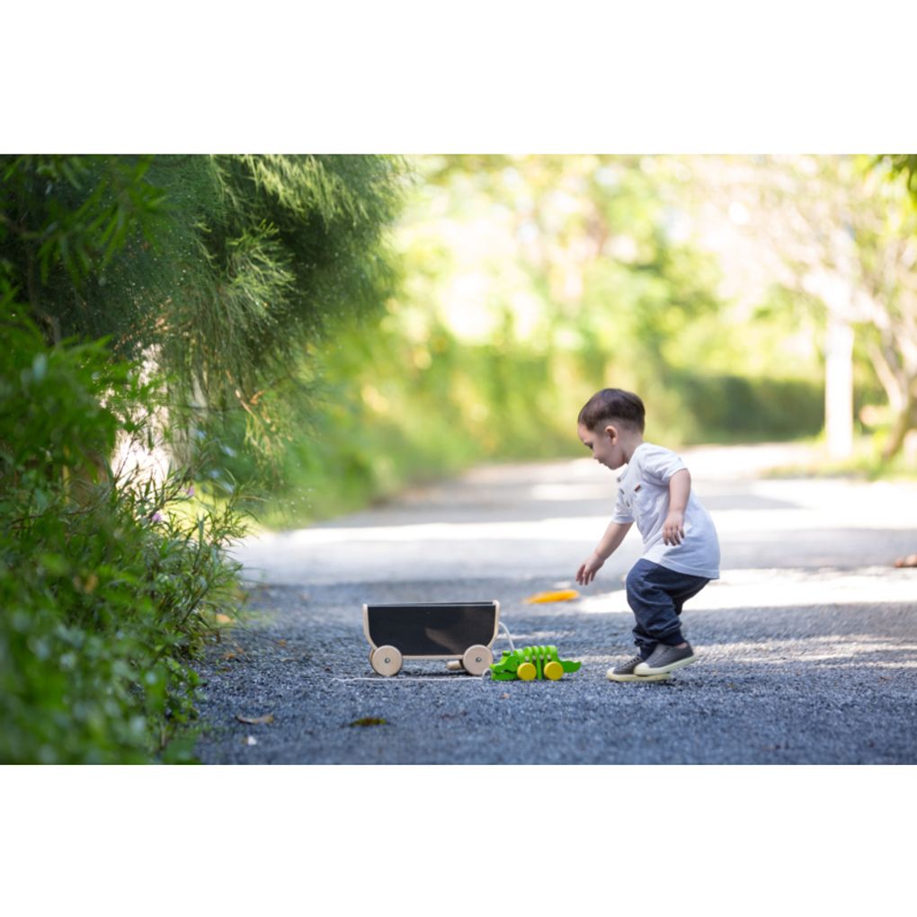 Kid using PlanToys Wagon - Black เด็กกำลังใช้รถลากสีดำแปลนทอยส์