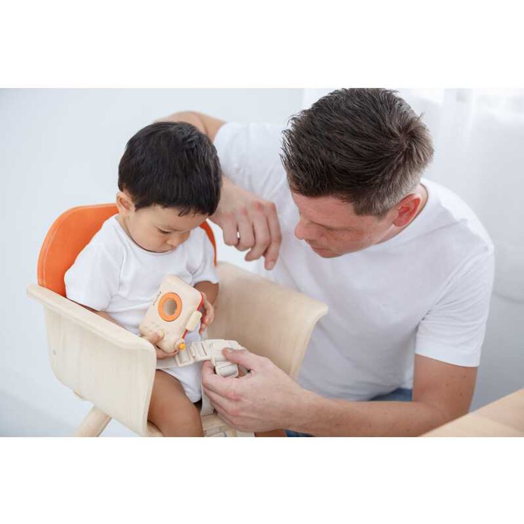 Kid using PlanToys High Chair - Orange เด็กทารกกำลังใช้เก้าอี้สูงสำหรับเด็กแปลนทอยส์