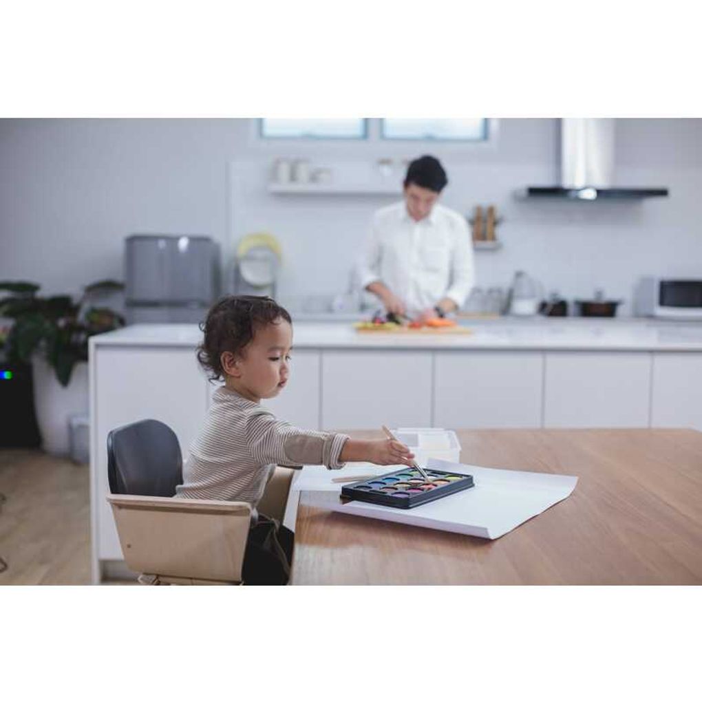 Kid using PlanToys High Chair - Black เด็กทารกกำลังใช้เก้าอี้สูงสำหรับเด็กแปลนทอยส์