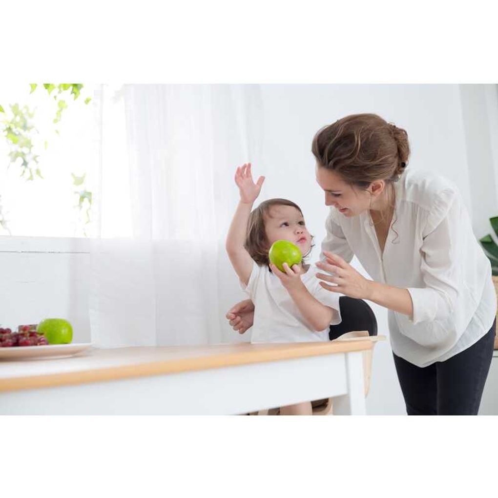 Kid using PlanToys High Chair - Black เด็กทารกกำลังใช้เก้าอี้สูงสำหรับเด็กแปลนทอยส์