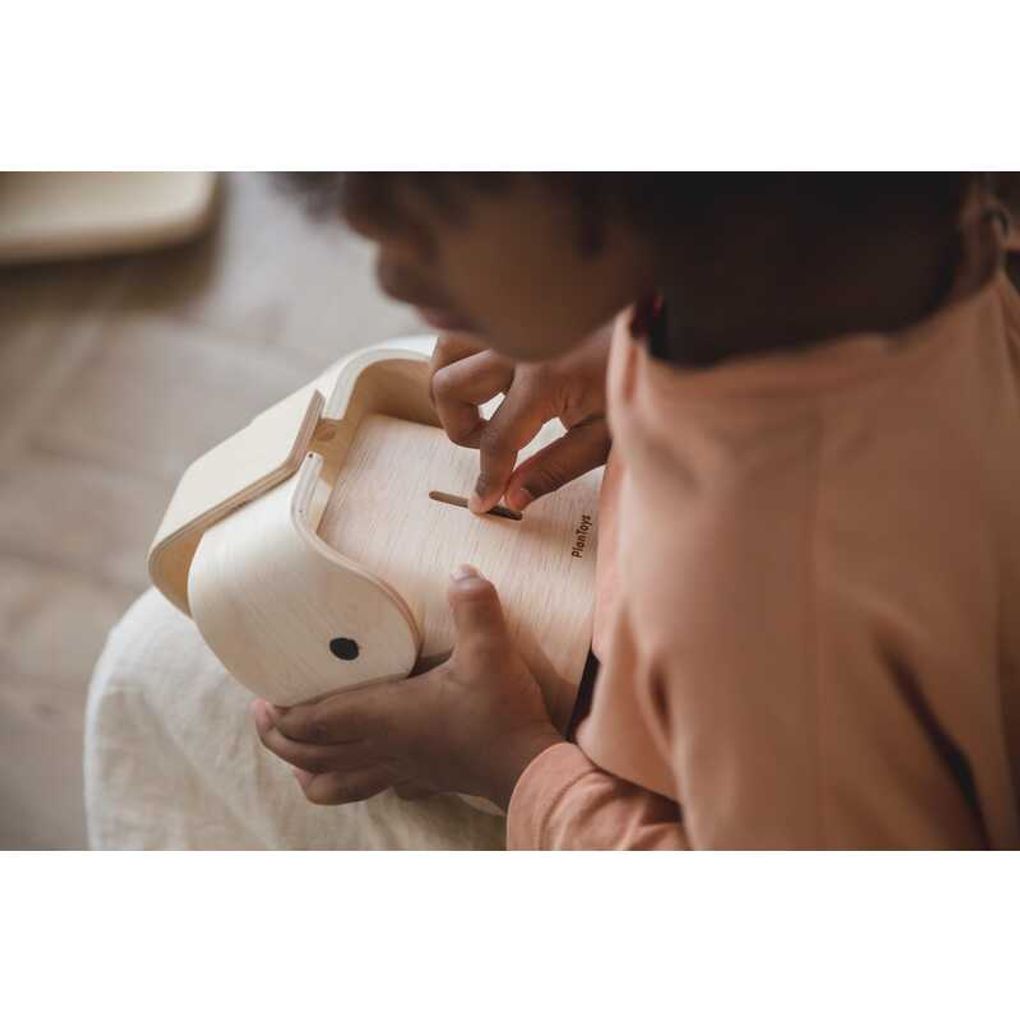 Kid using PlanToys Elephant Bank เด็กกำลังใช้กระปุกออมสินช้างแปลนทอยส์