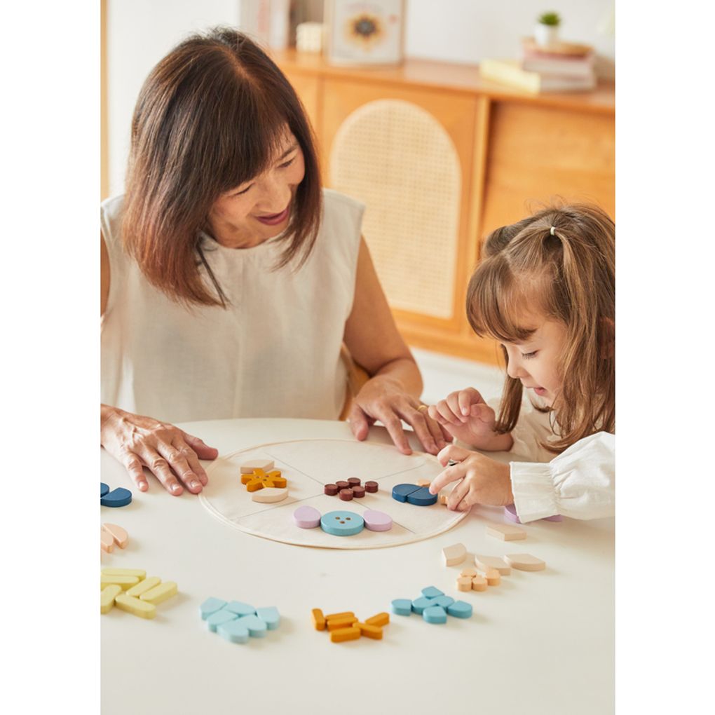 Family playing PlanToys Mandala ครอบครัวกำลังเล่นมันดาลาแปลนทอยส์