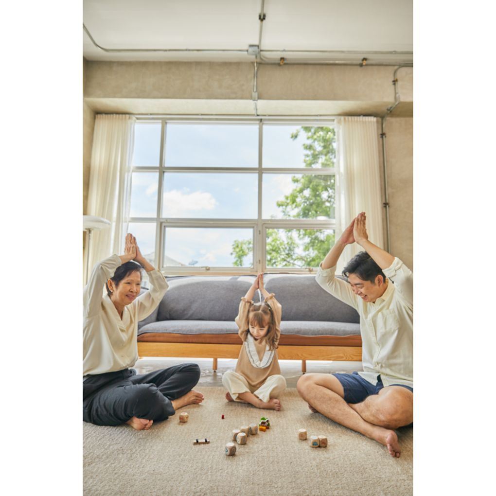 Family playing PlanToys Storytelling Dice ครอบครัวกำลังเล่นเกมลูกเต๋าเล่าเรื่องแปลนทอยส์